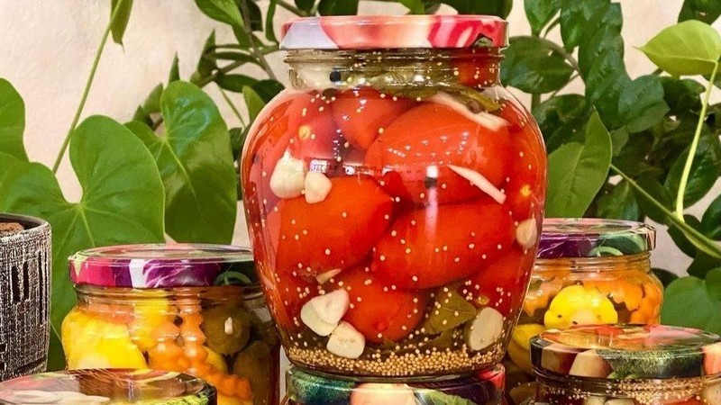 Неймовірно смачні мариновані помідори з зернами гірчиці на зиму