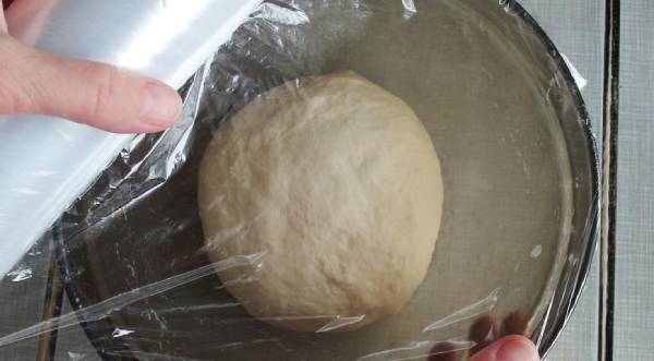 1 кг борошна, 0,5 л молока, 1 ст цукру, дріжджі і масло, для пишного здобного тіста