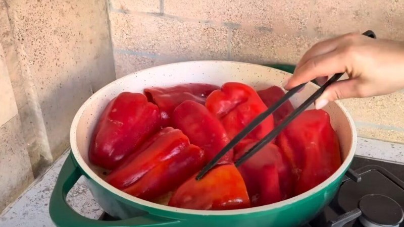 Сусідка поділилася рецептом: закуска із червоного перцю. Їм зараз і заготовляю на зиму