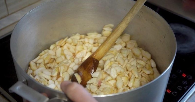 Яблучне варення з цукерками «Барбарис»