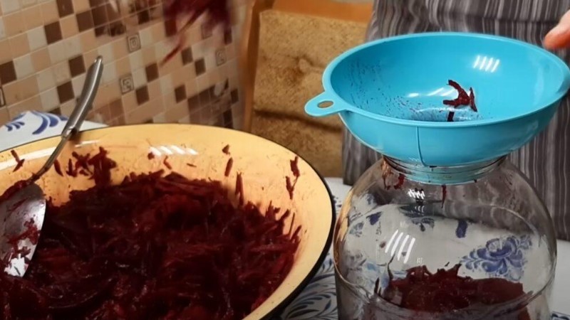 Таких смачних буряків ви ще не їли. Як приготувати корисний квашений буряк