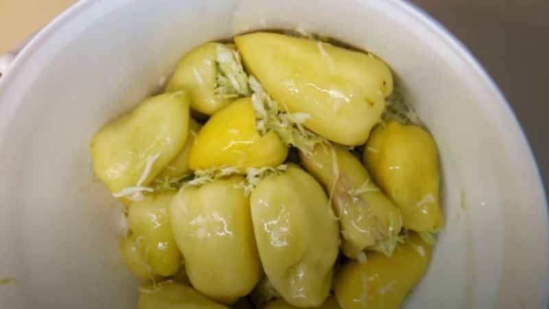 Маринований перець, фарширований капустою