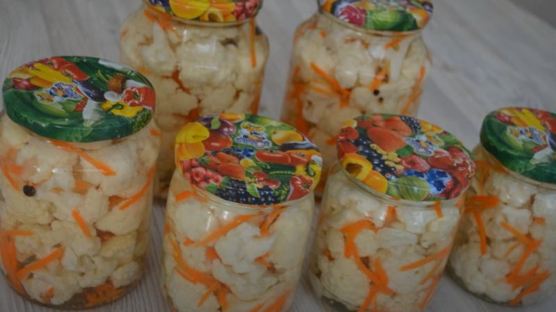 Маринована цвітна капуста з морквою та часником