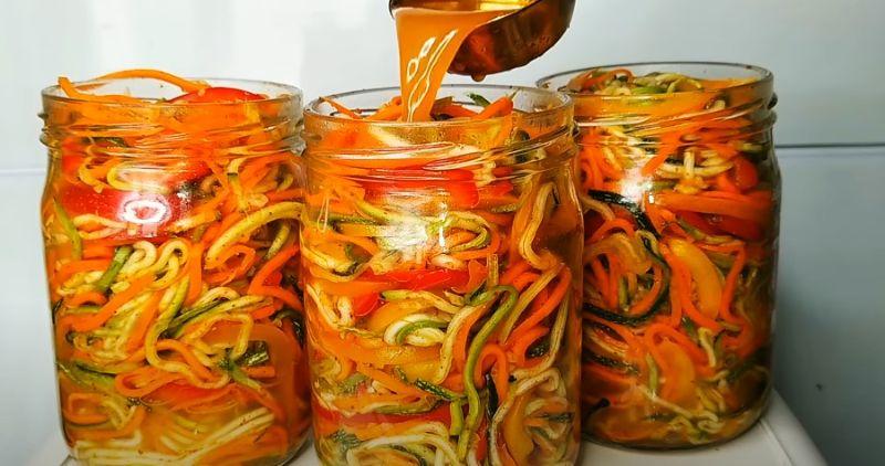 Готую щороку цей хрумкий салат із кабачків на зиму