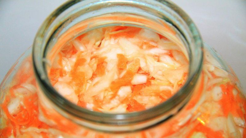 Скільки моркви кладуть у квашену капусту: ідеальна пропорція