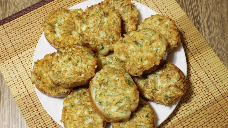 Смачні гарячі бутерброди на сковороді з плавленим сиром: швидкий перекус