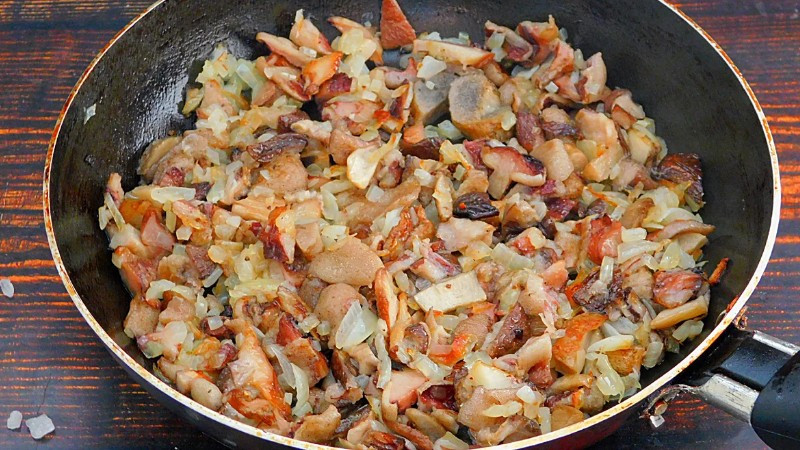Святковий салат “Курочка ряба”: смачний і красивий, як торт