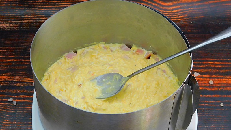 Святковий салат “Курочка ряба”: смачний і красивий, як торт