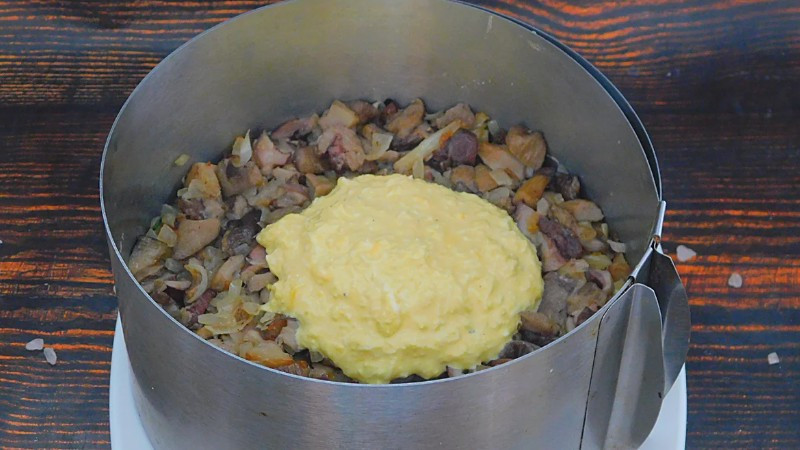 Святковий салат “Курочка ряба”: смачний і красивий, як торт