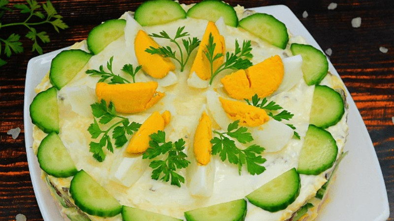 Святковий салат “Курочка ряба”: смачний і красивий, як торт