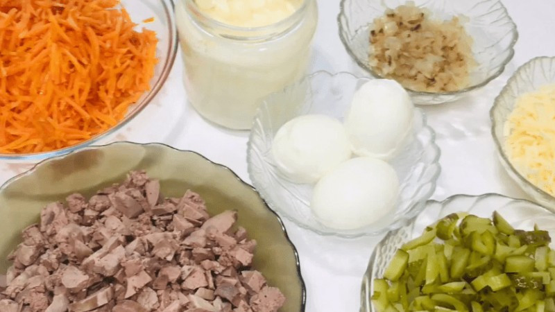 Смачний і ситний салат з курячою печінкою