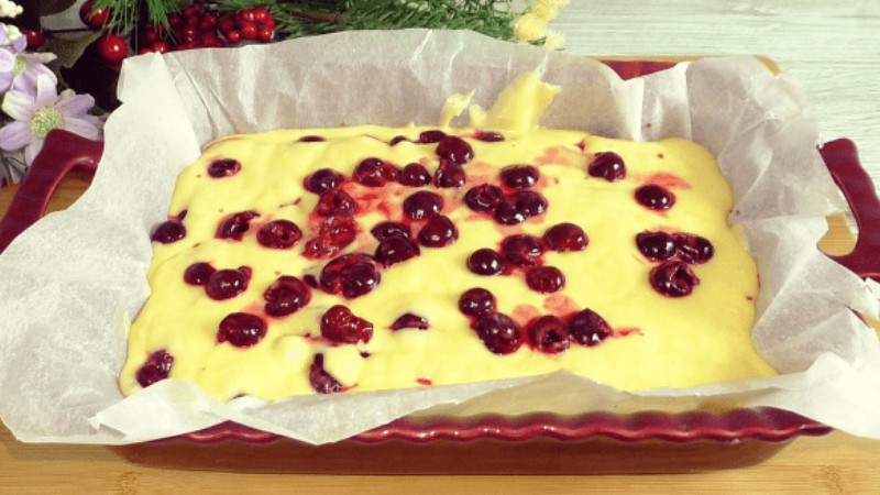 Cамий ніжний і легкий вишневий пиріг на швидку руку, мій улюблений рецепт з вишнею